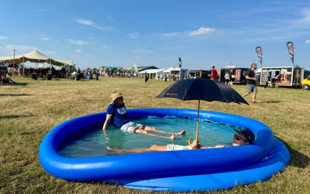 Hasiči, bazénky a chill zóny. Festival Mighty Sounds bojoval s úmorným vedrem