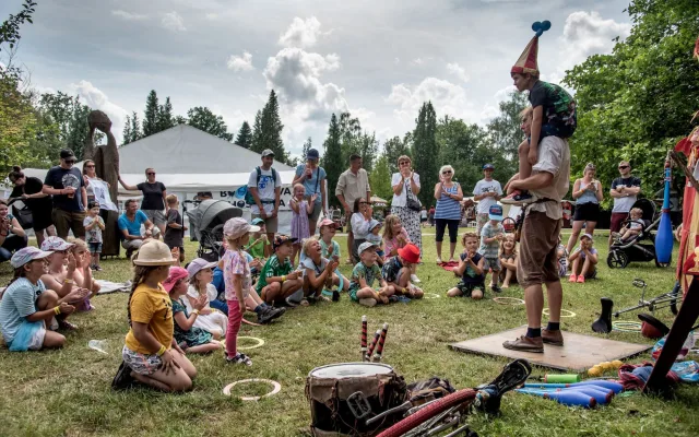 Borůvkobraní slaví 20 let. Borovany zaplaví borůvkové dobroty i hudba