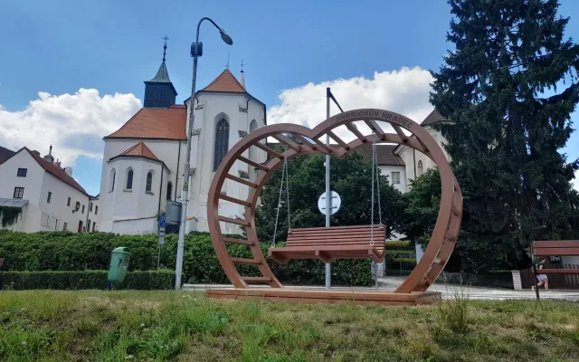 Nový fotopoint i místo k posezení. Nábřeží v Jindřichově Hradci doplnily LOVEčky