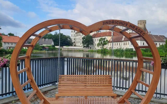 Nový fotopoint i místo k posezení. Nábřeží v Jindřichově Hradci doplnily LOVEčky