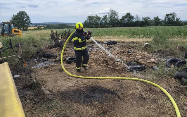 Vedro a sucho zaměstnávají hasiče. V jižních Čechách hořely lesy, pole i louky