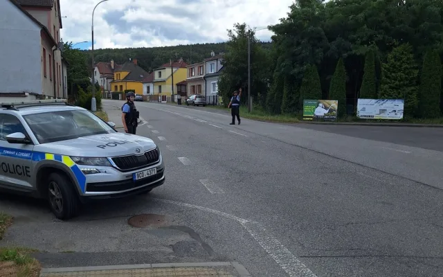 Policie ve Strakonicích pátrá po ženě se střelnou zbraní, mířila na svého souseda