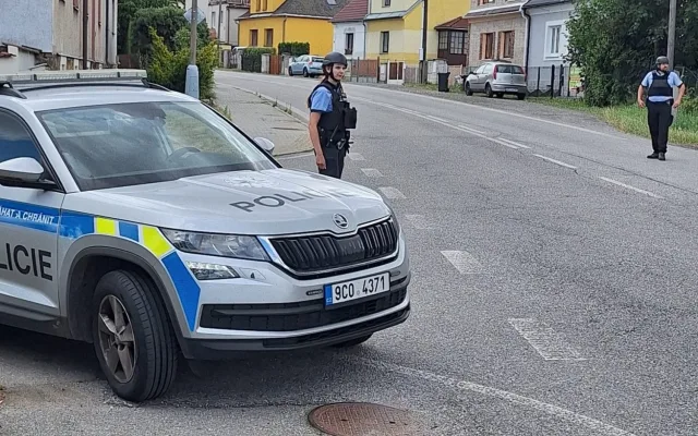 Policie ve Strakonicích pátrá po ženě se střelnou zbraní, mířila na svého souseda