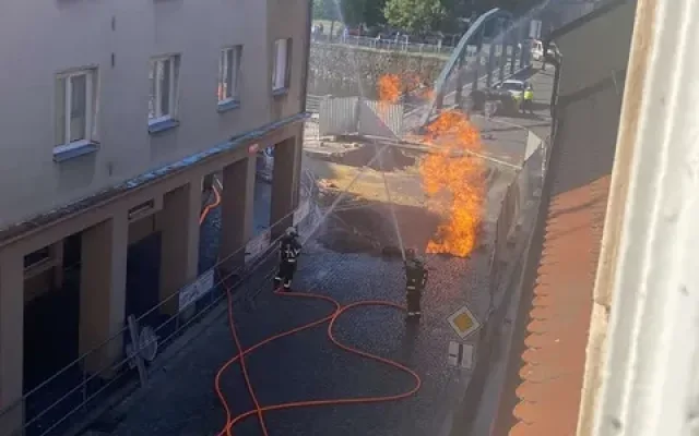 Plameny šlehají pět metrů do výšky. Hasiči zasahují u požáru plynu v Budějcích