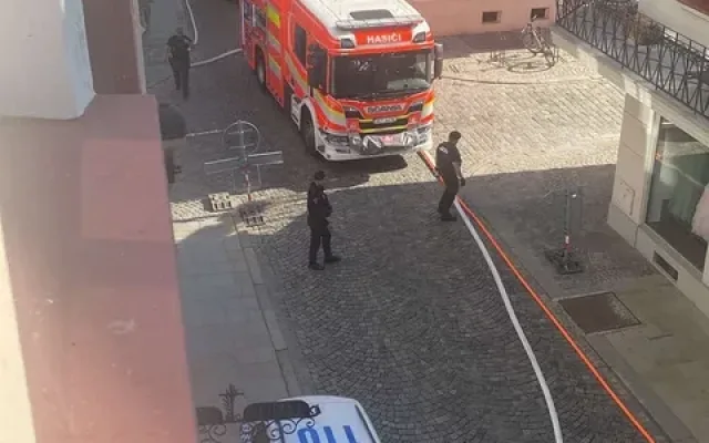 Plameny šlehají pět metrů do výšky. Hasiči zasahují u požáru plynu v Budějcích