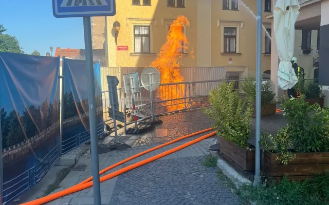 Plameny šlehají pět metrů do výšky. Hasiči zasahují u požáru plynu v Budějcích