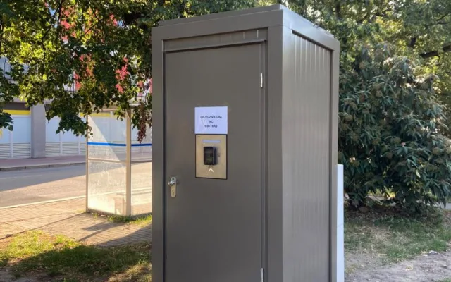 U dětských hřišť v Budějcích přibyly nové toalety. Použít je můžete za 10 korun