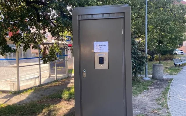 U dětských hřišť v Budějcích přibyly nové toalety. Použít je můžete za 10 korun