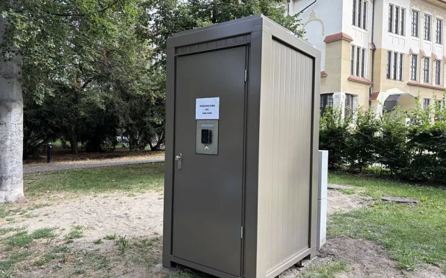 U dětských hřišť v Budějcích přibyly nové toalety. Použít je můžete za 10 korun