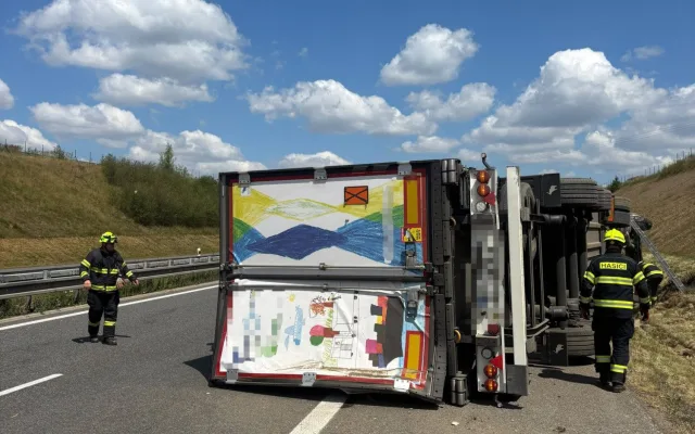 Na D3 havaroval kamion, pro zraněného řidiče letěl vrtulník