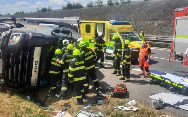 Na D3 havaroval kamion, doprava stojí. Pro zraněného řidiče letěl vrtulník