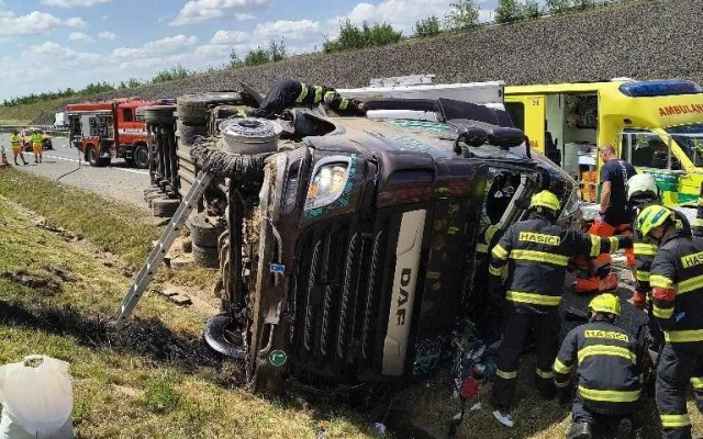 Na D3 havaroval kamion, doprava stojí. Pro zraněného řidiče letěl vrtulník
