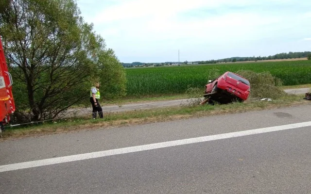 Auto u Vodňan narazilo do stromu. Zraněnou ženu museli vyprostit hasiči