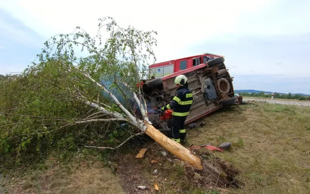 Auto u Vodňan narazilo do stromu. Zraněnou ženu museli vyprostit hasiči