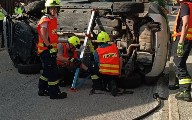 V Římově se střetl autobus s osobákem. Auto skončilo na boku, řidička v nemocnici