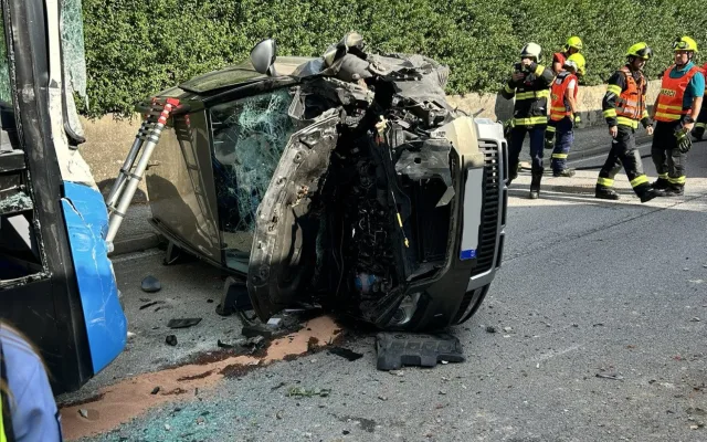 V Římově se střetl autobus s osobákem. Auto skončilo na boku, řidička v nemocnici