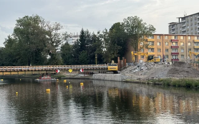 Z mostu Kosmonautů zbyla jen suť. Největší dopravní stavba roku vstupuje do další fáze