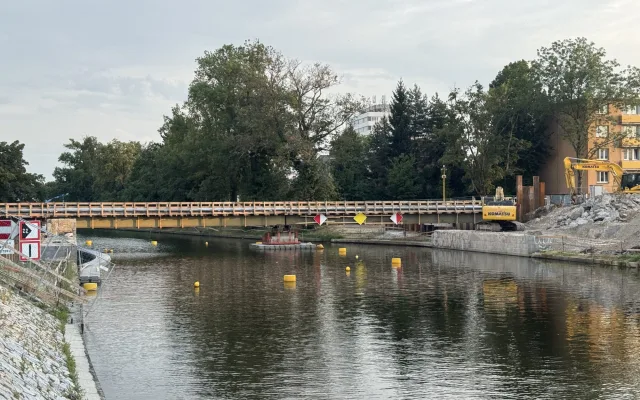 Z mostu Kosmonautů zbyla jen suť. Největší dopravní stavba roku vstupuje do další fáze