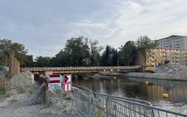 Z mostu Kosmonautů zbyla jen suť. Největší dopravní stavba roku vstupuje do další fáze