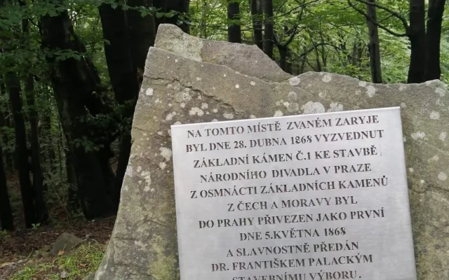 Měl být z Řípu, dorazil z Radhoště. Základní kámen Národního divadla má překvapivý příběh