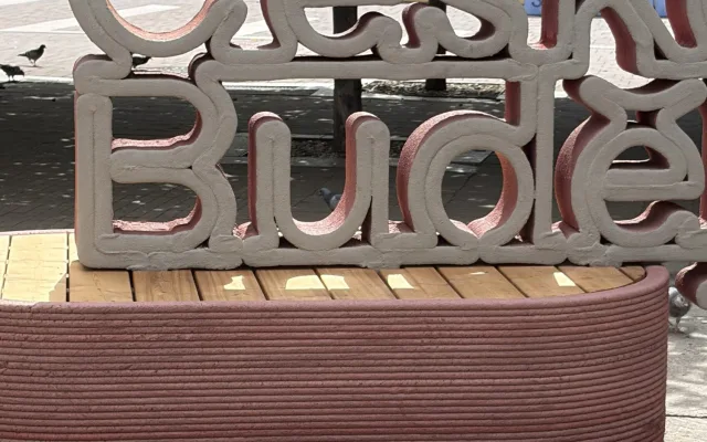 Posedět i zaskateovat. Budějce mají nový hratelný nápis z recyklovaného betonu