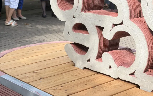 Posedět i zaskateovat. Budějce mají nový hratelný nápis z recyklovaného betonu