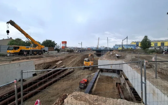 Stavba severní spojky pokročila. Mosty i podjezd pod železnicí už se začínají rýsovat