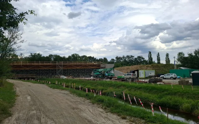 Stavba severní spojky pokročila. Mosty i podjezd pod železnicí už se začínají rýsovat