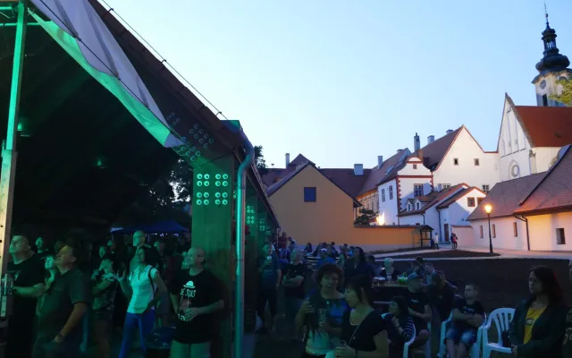 Koncerty pod hvězdami pokračují. Do Borovan přijedou Žalman i Pártlová