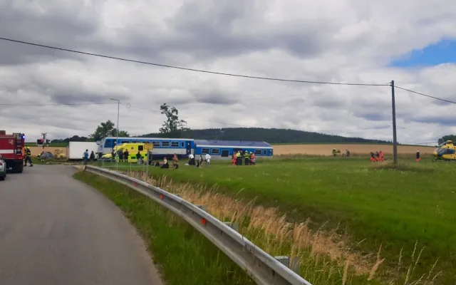 U Chýnova se střetl vlak s náklaďákem, na místě jsou zranění. K nehodě letí vrtulník záchranářů