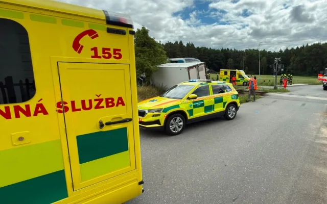 U Chýnova se střetl vlak s náklaďákem, na místě jsou zranění. K nehodě letí vrtulník záchranářů