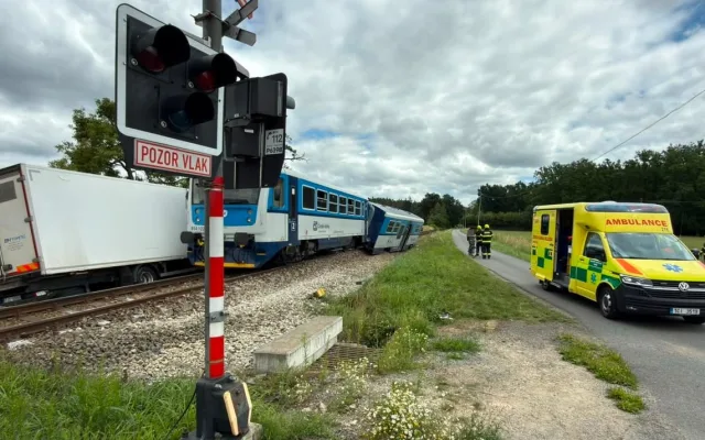 U Chýnova se střetl vlak s náklaďákem, na místě jsou zranění. K nehodě letí vrtulník záchranářů