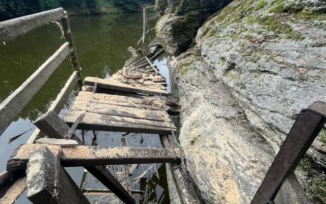 Obnova zničené lávky nad Lužnicí pokračuje. Na místě už stojí ocelové podpěry