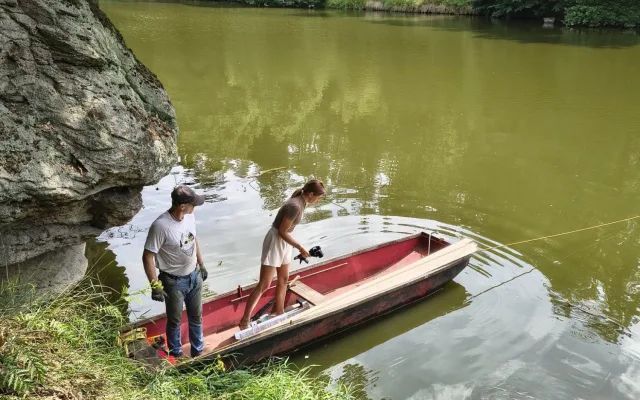 Obnova zničené lávky nad Lužnicí pokračuje. Na místě už stojí ocelové podpěry