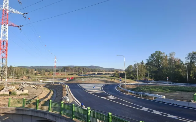 Nový kruhový objezd v Kaplici je otevřený. Řidičům se ulevilo o dva měsíce dříve