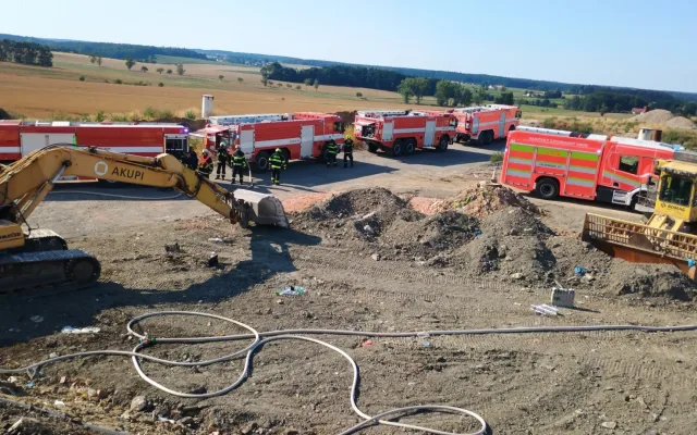 V Lišově hoří skládka odpadů. Město kvůli kouři radí nevětrat