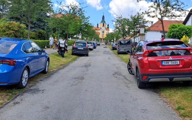 Chlum u Třeboně se proměnil v obří parkoviště. Auto stojí na chodnících i uprostřed křížové cesty