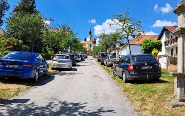 Chlum u Třeboně se proměnil v obří parkoviště. Auto stojí na chodnících i uprostřed křížové cesty