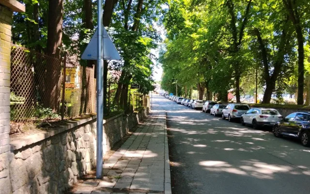 Chlum u Třeboně se proměnil v obří parkoviště. Auto stojí na chodnících i uprostřed křížové cesty