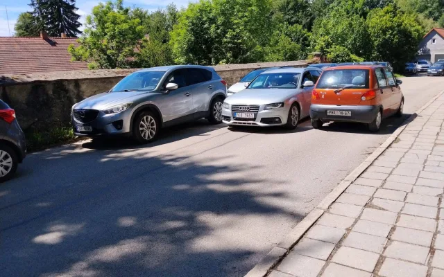 Chlum u Třeboně se proměnil v obří parkoviště. Auto stojí na chodnících i uprostřed křížové cesty