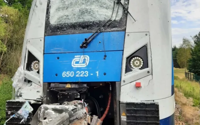 Střet vlaku s kamionem. Souprava je nepojízdná, na koleje se vysypala balená voda