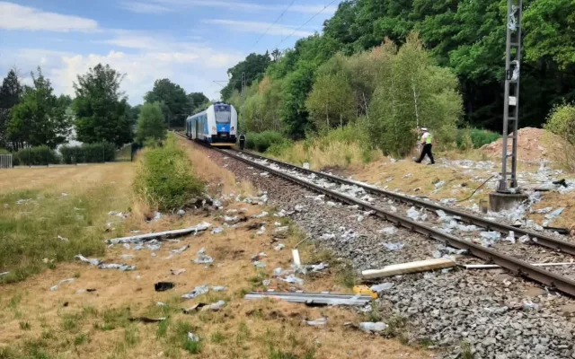 Střet vlaku s kamionem. Souprava je nepojízdná, na koleje se vysypala balená voda