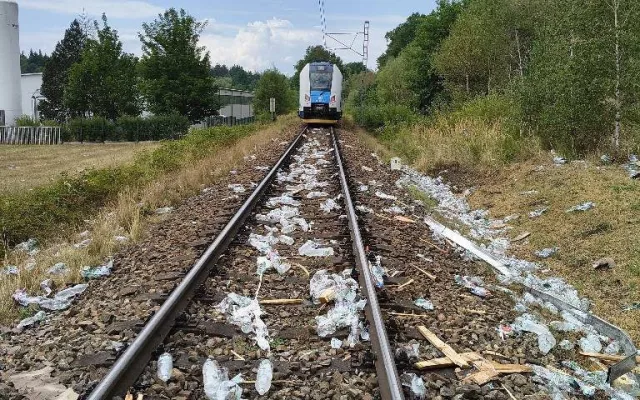Střet vlaku s kamionem. Souprava je nepojízdná, na koleje se vysypala balená voda