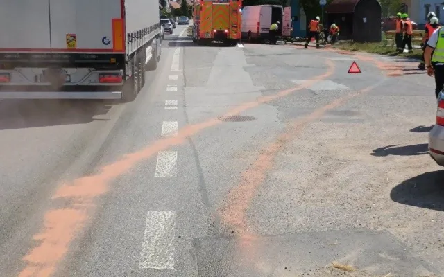 Na silnici vytekl nebezpečný síran železitý, náklad byl nejspíš špatně zajištěný