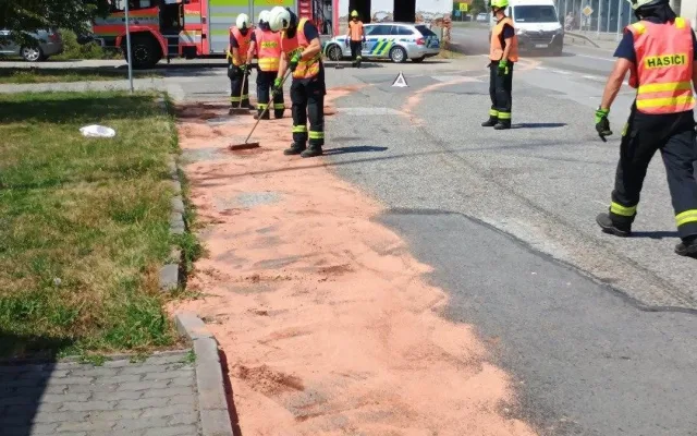 Na silnici vytekl nebezpečný síran železitý, náklad byl nejspíš špatně zajištěný