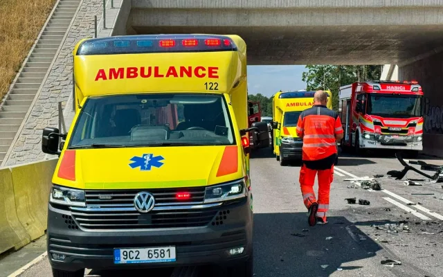 Nový obchvat Lišova uzavřela vážná nehoda. Srazila se dvě auta s kamionem