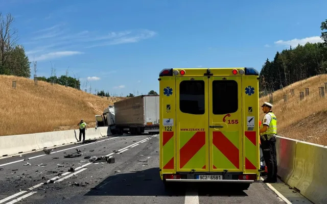 Nový obchvat Lišova uzavřela vážná nehoda. Srazila se dvě auta s kamionem