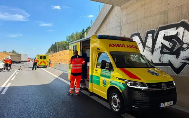 Nový obchvat Lišova uzavřela vážná nehoda. Srazila se dvě auta s kamionem