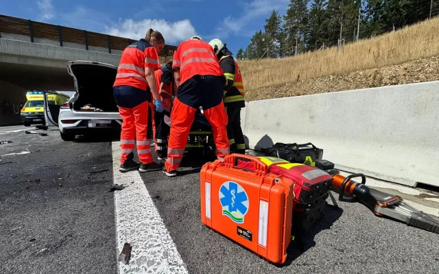 Nový obchvat Lišova uzavřela vážná nehoda. Srazila se dvě auta s kamionem
