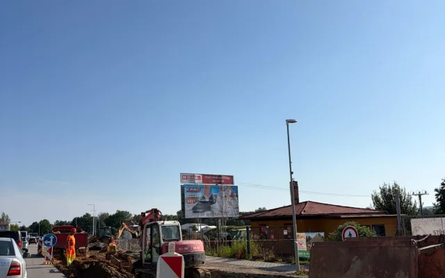 Semafor a kolony jsou zpátky. U letiště v Plané pokračuje stavba nové křižovatky